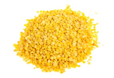 Beyaz arka plan üzerinde izole sarı mercimek. makro çekim