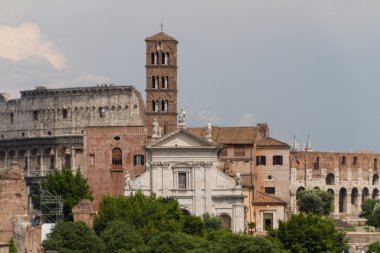 Bina kalıntıları ve antik sütunlar, Roma, İtalya