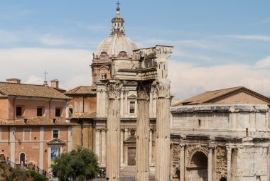 Bina kalıntıları ve antik sütunlar, Roma, İtalya