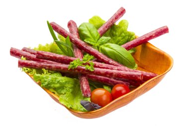 Olgun salam salata, fesleğen, soğan ve domates ile