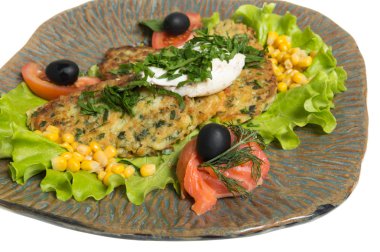 patates somon bir tabak kızarmış pirzola