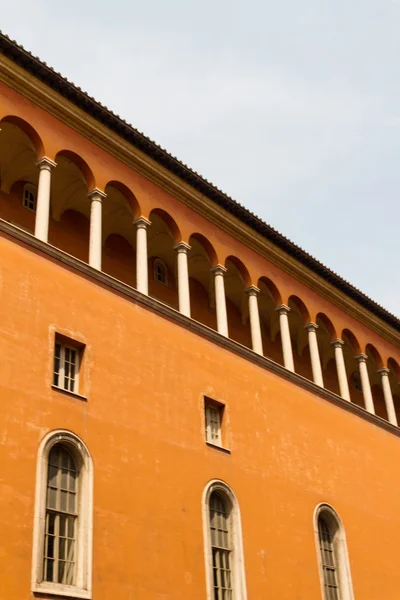 Roma, Itália. Detalhes arquitetônicos típicos da cidade velha — Fotografia de Stock