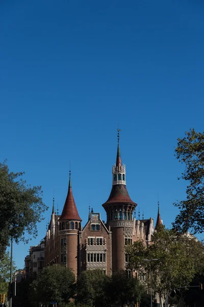 Modernistický dům jako je hrad ve městě barcelona — Stock fotografie