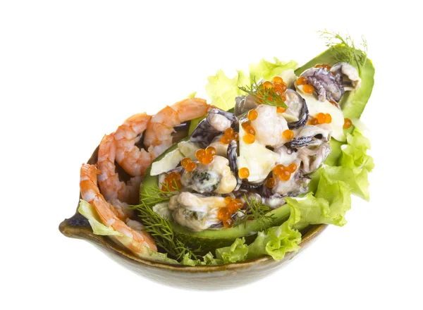 Seafood sallad med röd kaviar i avokado — Stockfoto