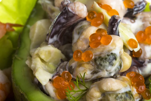 Salada de frutos do mar com caviar vermelho em abacate — Fotografia de Stock