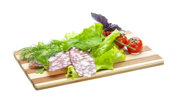Сосиски с салатом и базиликом — стоковое фото