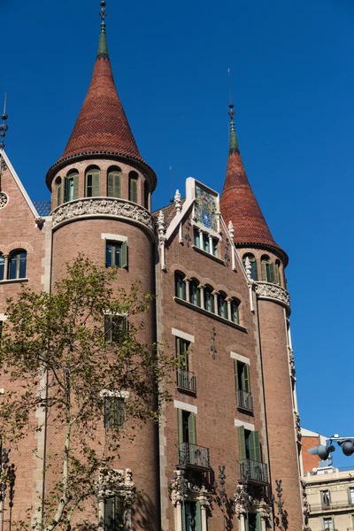 Dom modernistyczny jak zamek w mieście barcelona — Zdjęcie stockowe