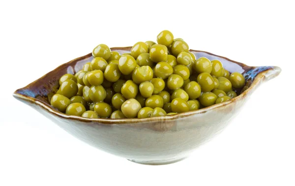 Gröna ärtor i en skål, isolerad, vit bakgrund — Stockfoto