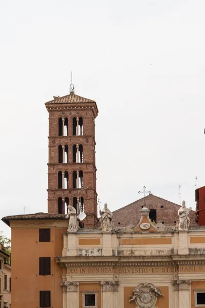 Grande église dans le centre de Rome, Italie . — Photo