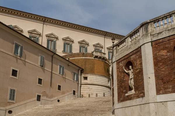 Rome, le bâtiment Consulta sur la place du Quirinal . — Photo