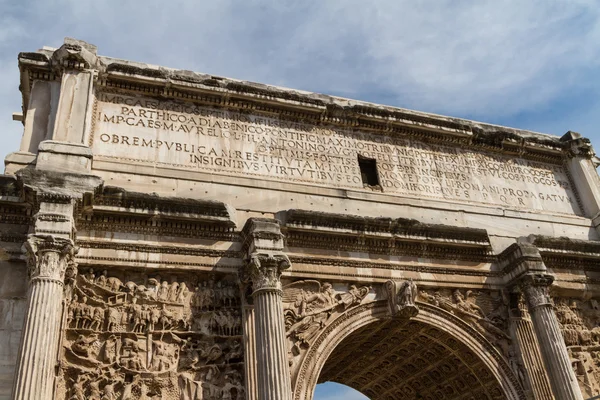 Edificio de ruinas y antiguas columnas en Roma, Italia — Foto de Stock