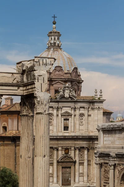 Κτίριο ερείπια και αρχαία στήλες στη Ρώμη, Ιταλία — Φωτογραφία Αρχείου