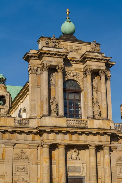 Warszawa, Polen - carmelite church på berömda krakowskie przedmies — Stockfoto