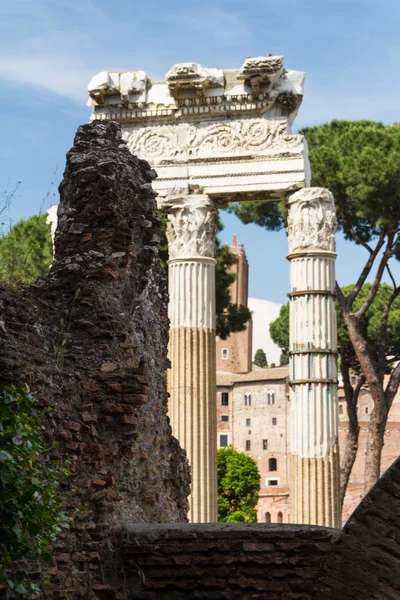 Byggnaden ruiner och antika kolonner i Rom, Italien — Stockfoto