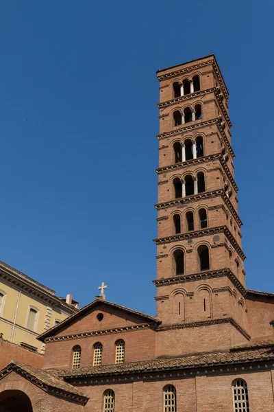 Torre sineira da Basílica dei Santi Giovanni e Paolo em Roma, Itália — Fotografia de Stock