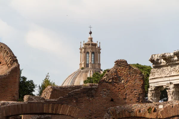 Reperti edilizi e colonne antiche a Roma — Foto Stock