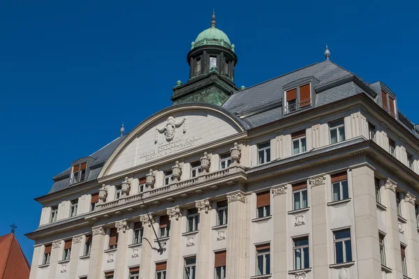 Edifícios típicos do século XIX no distrito de Buda Castle em Budape — Fotografia de Stock