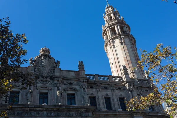 Facciate degli edifici di grande interesse architettonico nella città o — Foto Stock