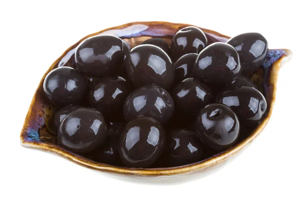 Siyah Zeytin zeytinyağı bir whit izole bir kase ile sulanır. — Stok fotoğraf