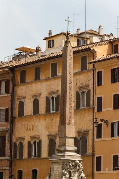 Roma, Itália. Detalhes arquitetônicos típicos da cidade velha — Fotografia de Stock