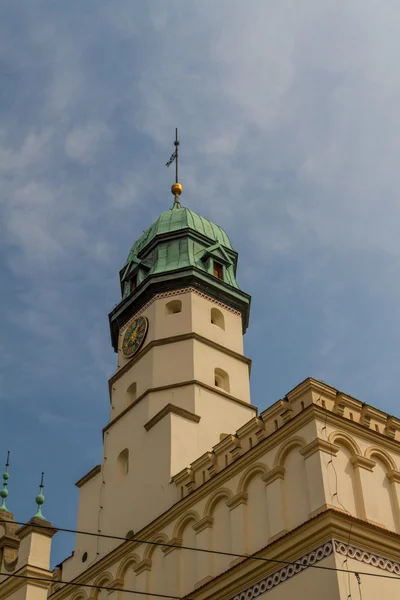 在 15 世纪大会堂之际卡齐米日的 Plac Wolnica 中央 — 图库照片