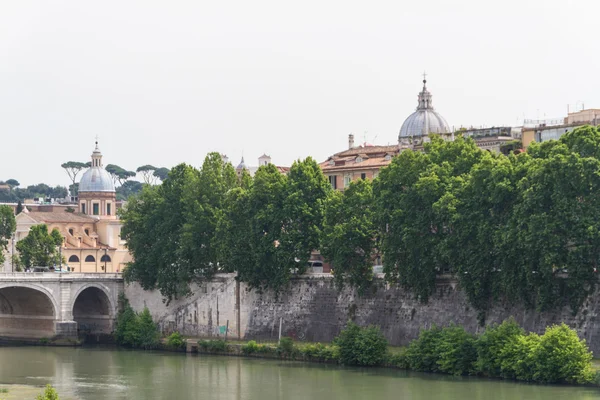 ローマ、イタリア。旧市街の典型的なアーキテクチャの詳細 — ストック写真