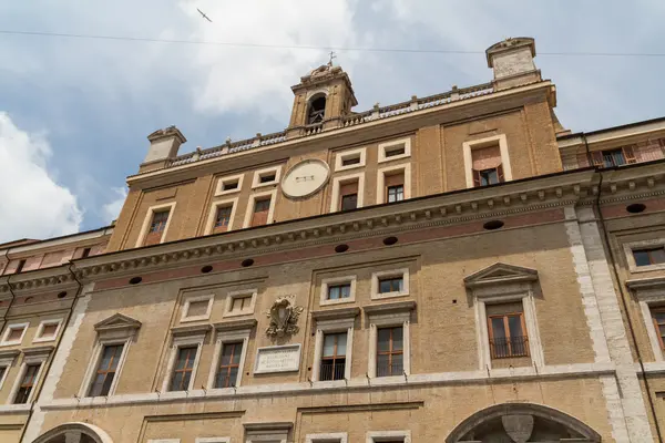 Roma, Itália. Detalhes arquitetônicos típicos da cidade velha — Fotografia de Stock