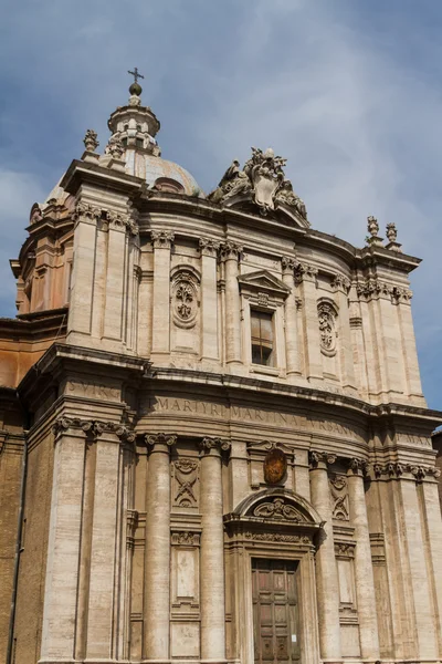 Stor kyrka i centrala Rom, Italien. — Stockfoto