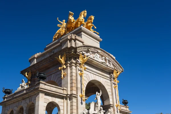 Barcelona ciudadela park tó szökőkúttal a golden quadriga — Stock Fotó