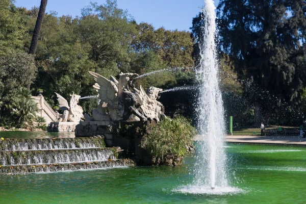 Barcelona ciudadela park lake çeşme altın quadriga ile bir — Stok fotoğraf