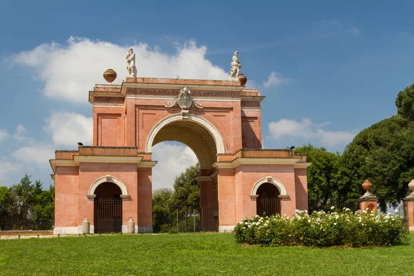 Roma, Itália. Detalhes arquitetônicos típicos da cidade velha — Fotografia de Stock