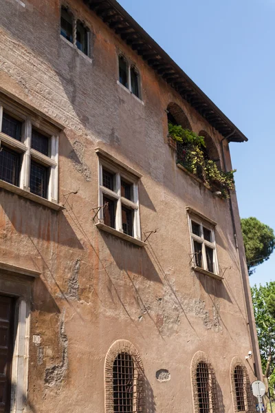 Roma, Itália. Detalhes arquitetônicos típicos da cidade velha — Fotografia de Stock