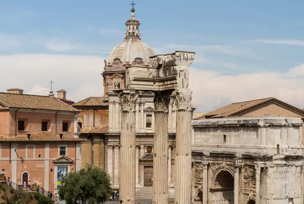 Ruiny budynku i starożytnych kolumn w Rzym, Włochy — Zdjęcie stockowe