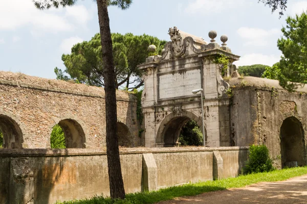 Roma, Italia. Típicos detalles arquitectónicos de la ciudad vieja —  Fotos de Stock