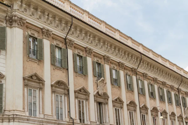 Roma, Itália. Detalhes arquitetônicos típicos da cidade velha — Fotografia de Stock