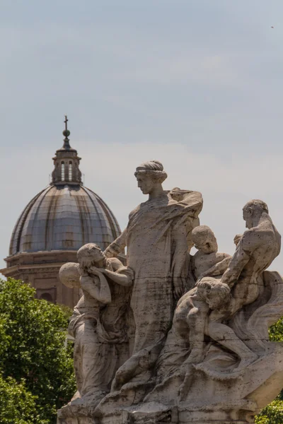 Gran iglesia en el centro de Roma, Italia . —  Fotos de Stock