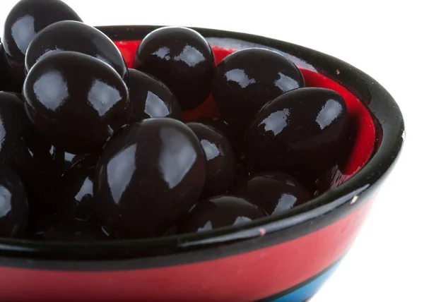 Olives black watered with olive oil in a bowl isolated on a whit — Stock Photo, Image