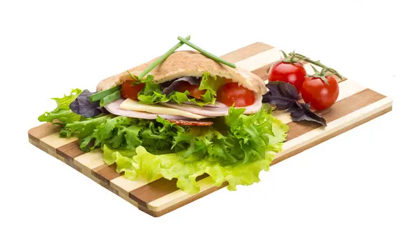 Brood met worsten en salade — Stockfoto