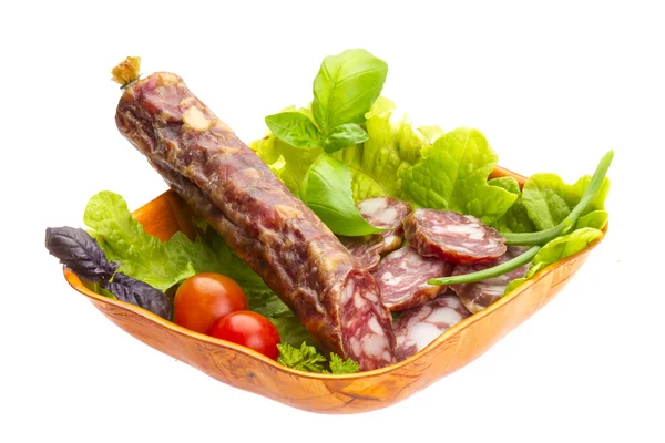 Reife Salami mit Salat, Basilikum, Zwiebeln und Tomaten — Stockfoto