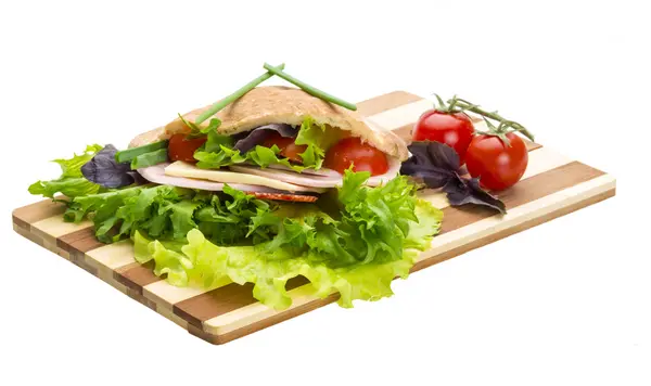 Pão com salsichas e salada — Fotografia de Stock