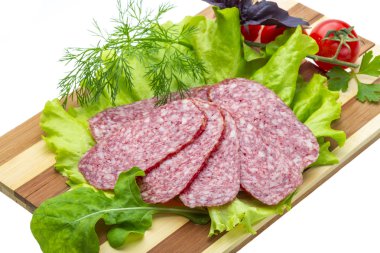 sosis salata ve fesleğen ile