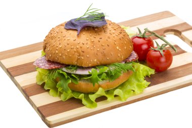 salata ve sosis ekmek