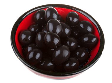 Siyah Zeytin zeytinyağı bir whit izole bir kase ile sulanır.