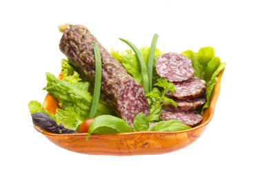 Olgun salam salata, fesleğen, soğan ve domates ile