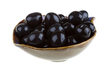 Siyah Zeytin zeytinyağı bir whit izole bir kase ile sulanır.