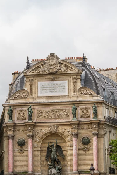Hermosa fuente de Saint Michel en París —  Fotos de Stock