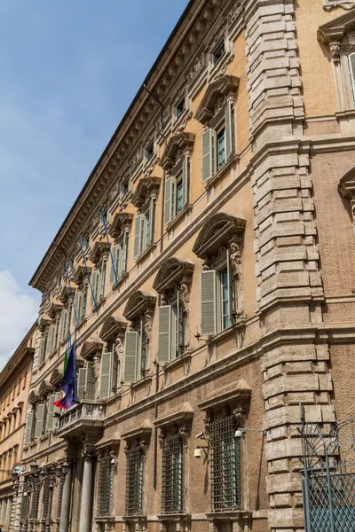 Roma, Itália. Detalhes arquitetônicos típicos da cidade velha — Fotografia de Stock