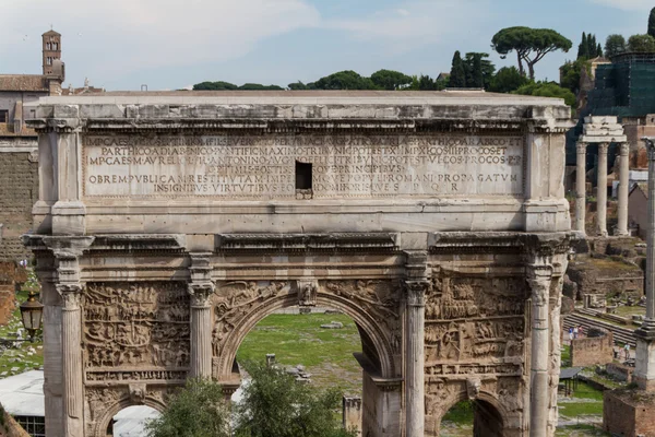 Byggnaden ruiner och antika kolonner i Rom, Italien — Stockfoto