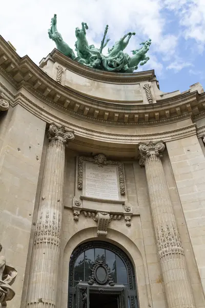 Tarihi bina Paris'te Fransa — Stok fotoğraf