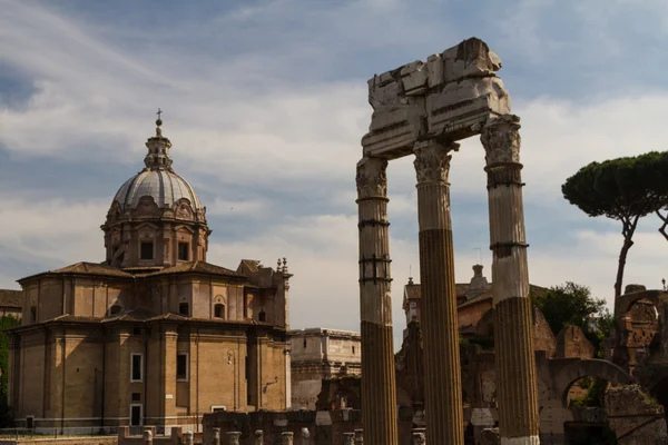 Edificio de ruinas y antiguas columnas en Roma, Italia — Foto de Stock